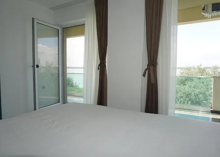 Your Escape To The מאמאיה